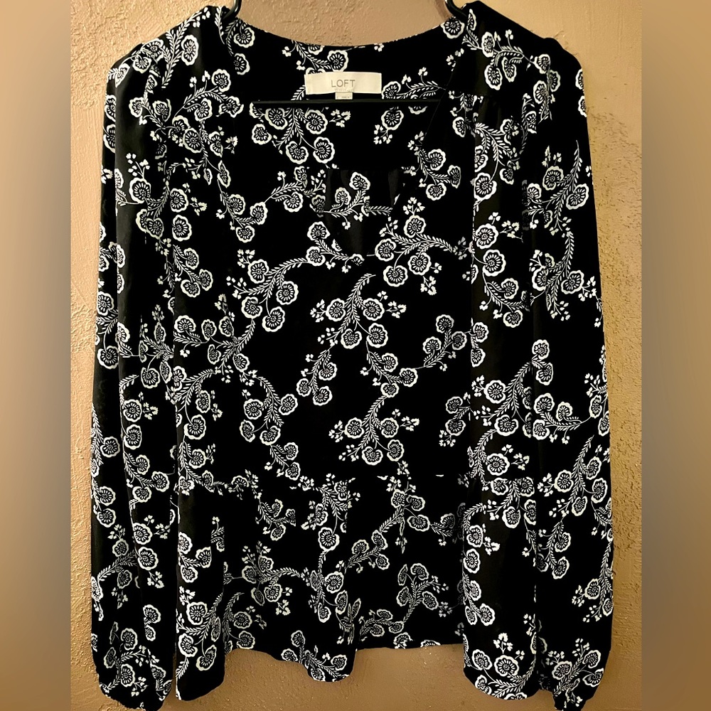 Loft v-neck ruffle bottom blouse